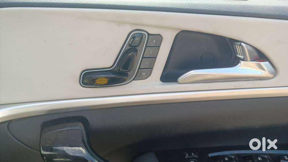 Mahindra Xuv700 2.0 Ax 7 Petrol At Str, 2022, Petrol