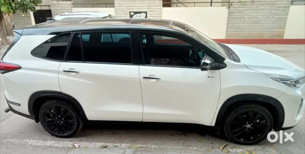 Toyota Innova Hycross 2025