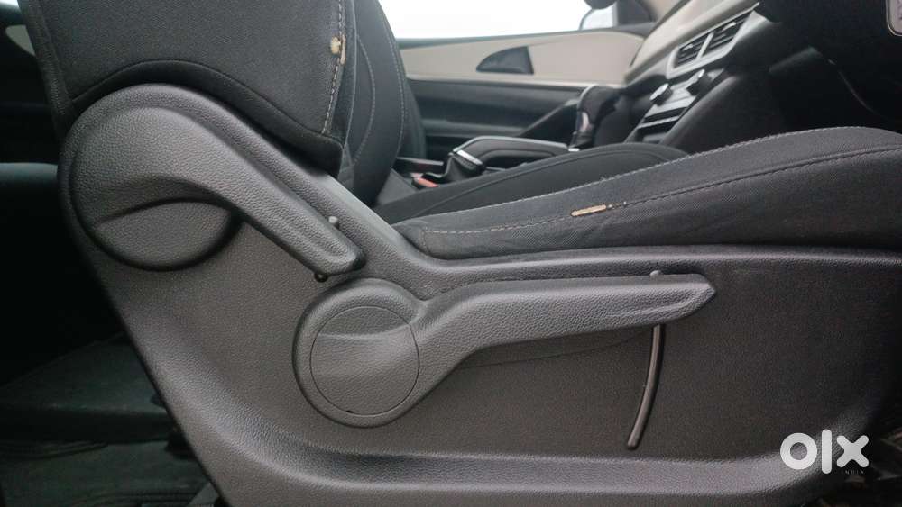 Mahindra Xuv700 2.2 Ax 5 Diesel At Str, 2022, Diesel