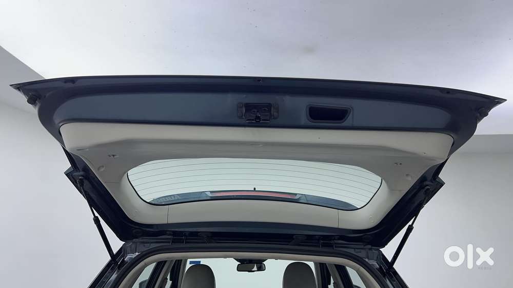 Mahindra Xuv300 1.2 W8 (o) Amt Petrol, 2023, Petrol