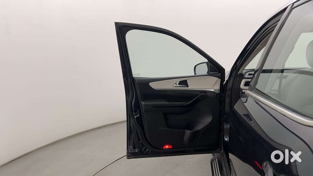 Mahindra Xuv700 2.2 Ax 7 Diesel At Luxury Pack Str, 2022, Diesel