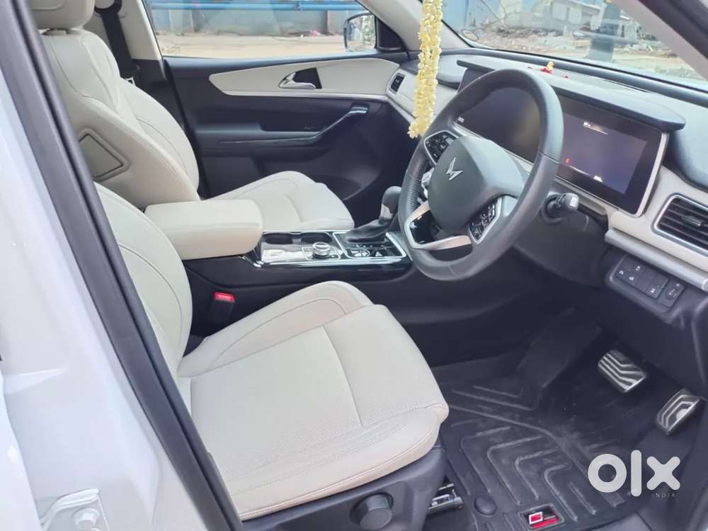 Mahindra Xuv700 2.2 Ax 7 Diesel At Luxury Pack Str Awd, 2023, Diesel