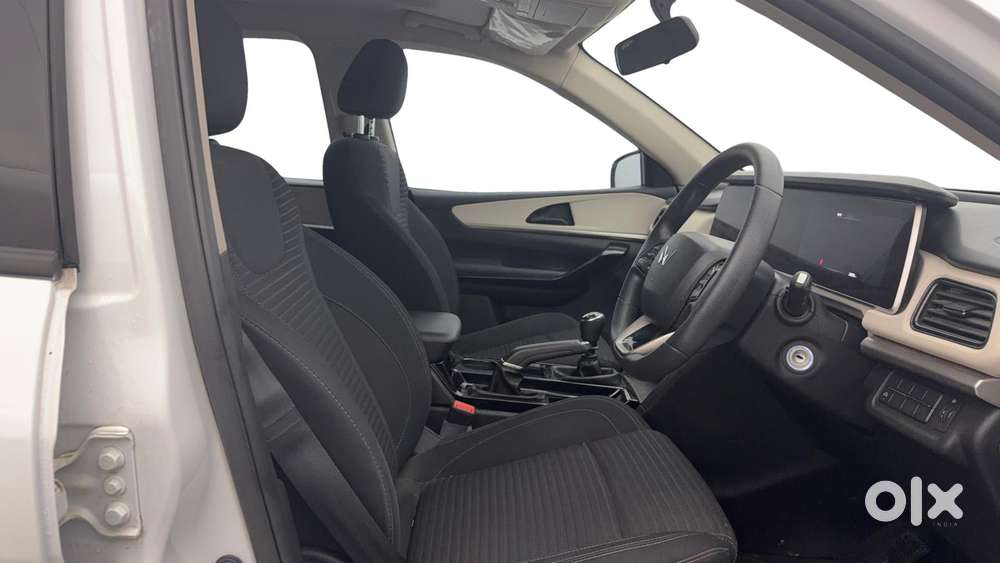 Mahindra Xuv700 2.0 Ax 5 Petrol Mt 7 Str, 2024, Petrol