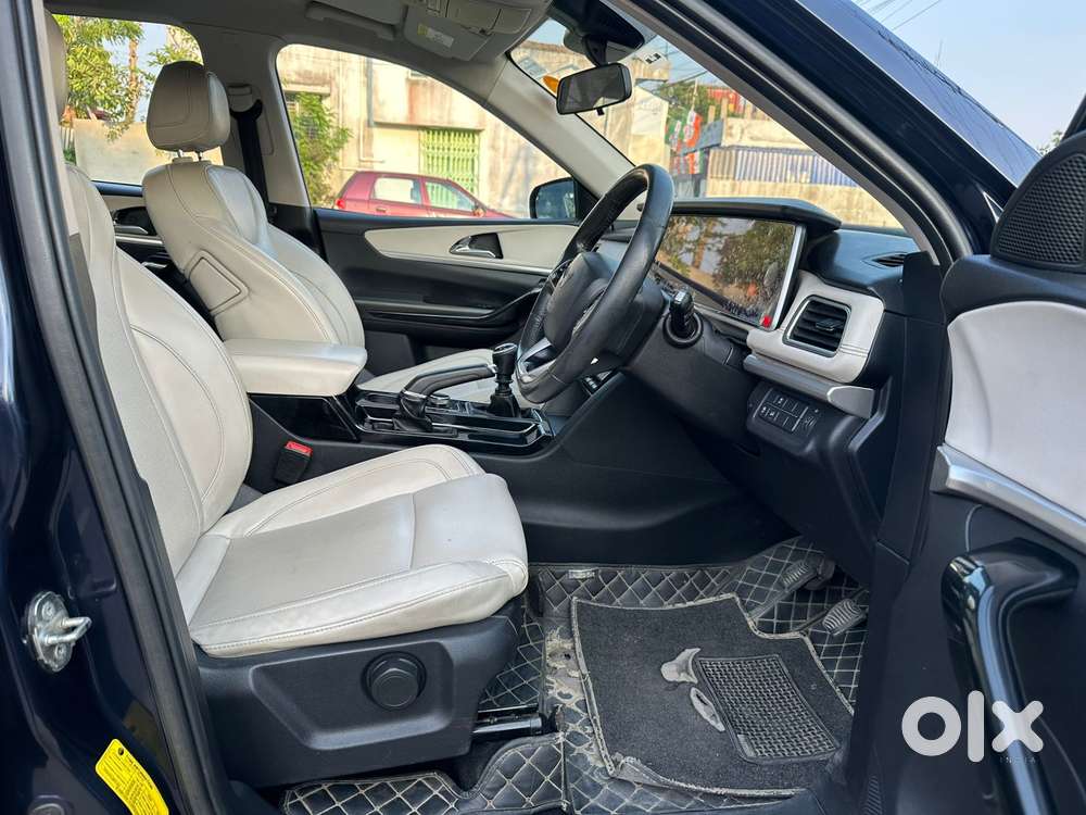 Mahindra Xuv700 2.0 Ax 7 Petrol Mt Str, 2022, Petrol