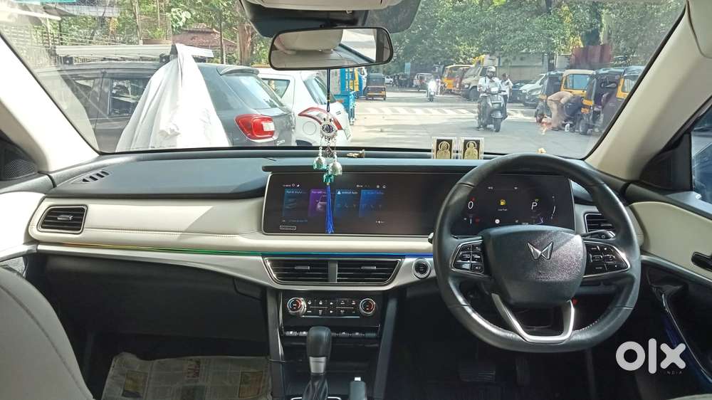Mahindra Xuv700 2.0 Ax 7 Petrol At Str, 2025, Petrol