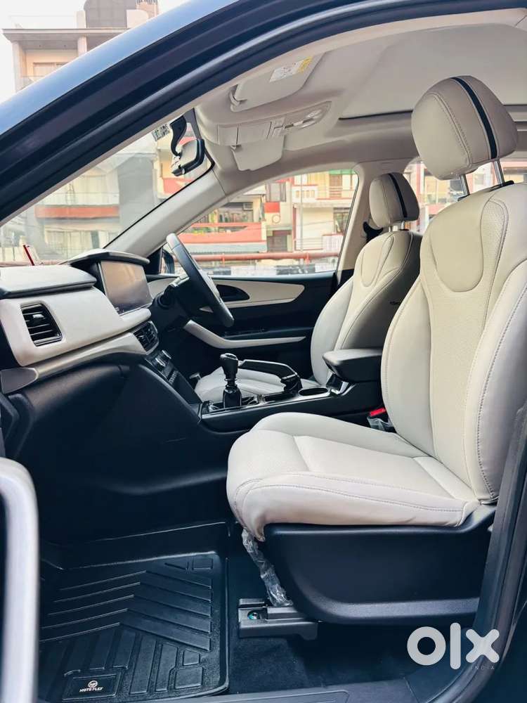 Mahindra Xuv700 2.0 Ax 5 Petrol Mt 7 Str, 2025, Petrol