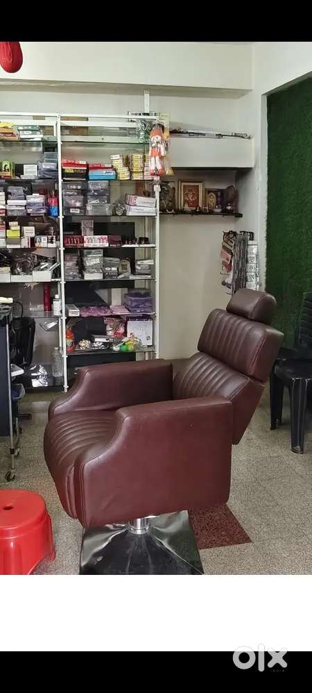 Hair cutting saloon chair