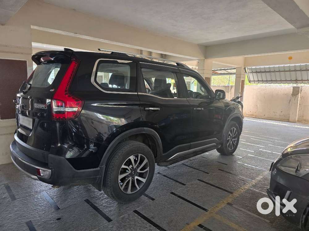 2022 Scorpio-n Z8 Petrol At  Black  Single Owner  Non-accident
