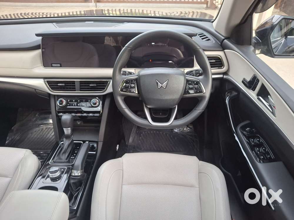 Mahindra Xuv700 2.0 Ax 7 Petrol At Str, 2024, Petrol