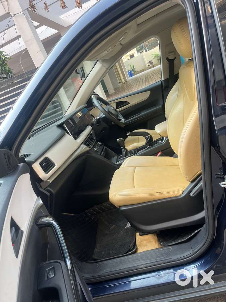 Mahindra Xuv700 2.0 Ax 5 Petrol Mt 7 Str, 2022, Petrol