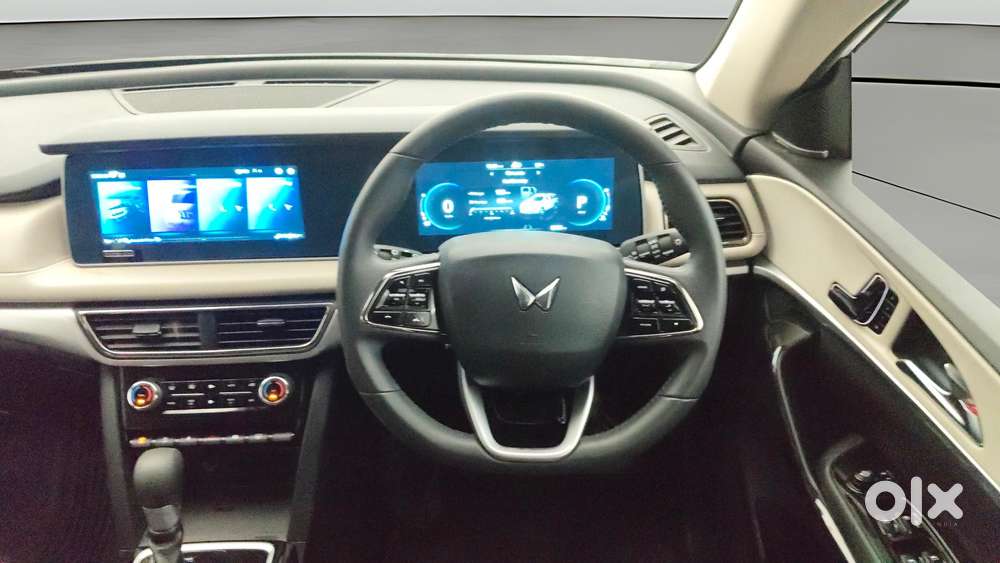 Mahindra Xuv700 2.0 Ax 7 Petrol Mt Str, 2025, Petrol