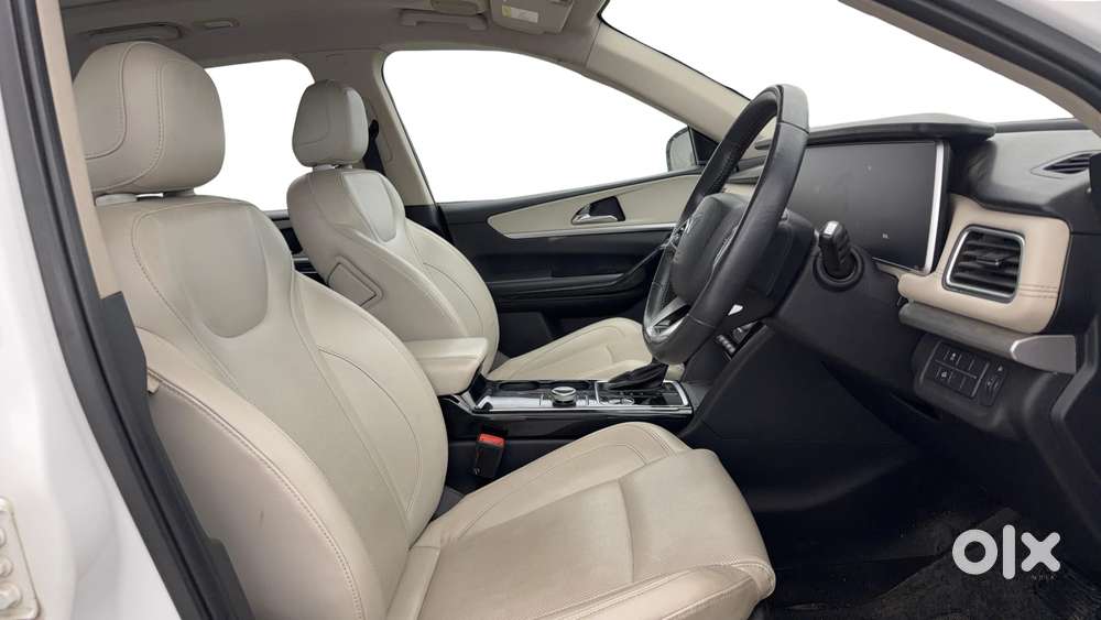 Mahindra Xuv700 2.0 Ax 7 Petrol Mt Str, 2021, Petrol