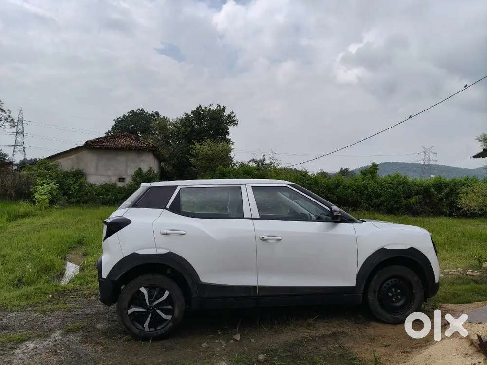Mahindra Xuv3xo Mx1 2025