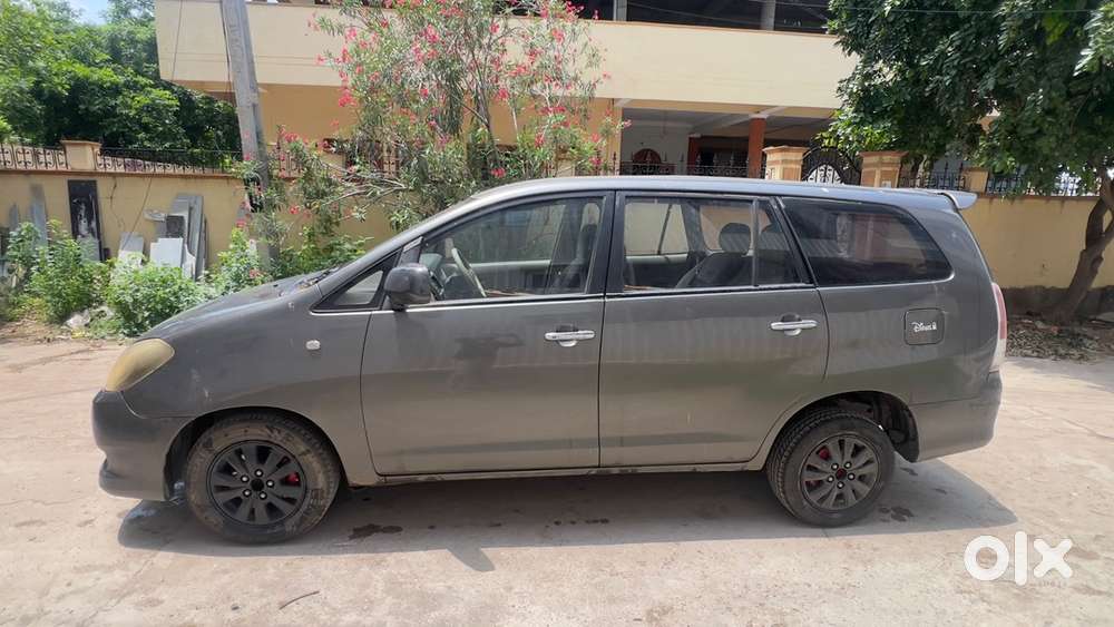 Toyota Innova Diesel 2011 2.5 V Bucket Seats