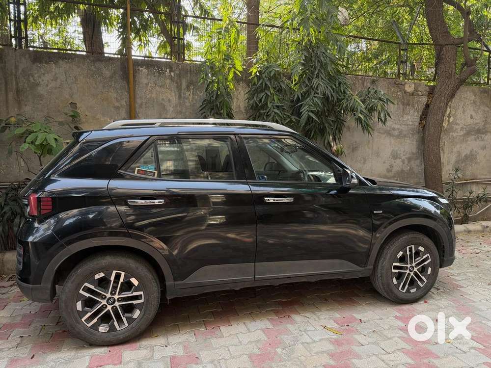 Hyundai Venue 2022 Petrol 25000 Km Driven