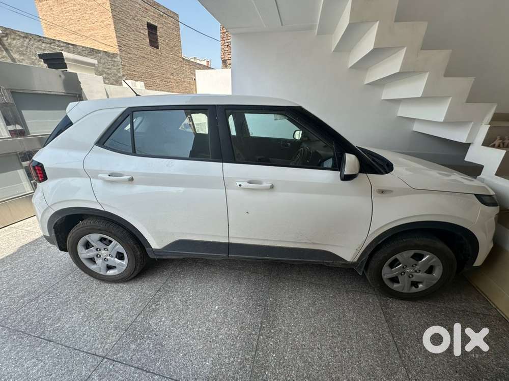 Hyundai Venue 2023 Petrol 75000 Km Driven