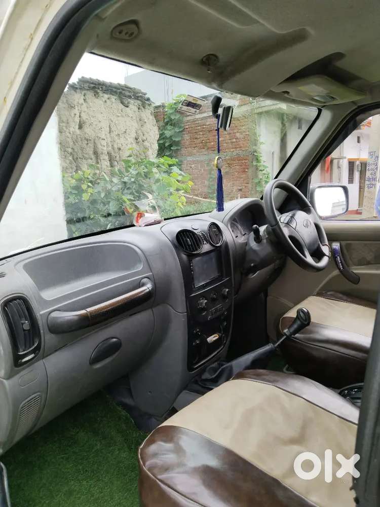 Mahindra Scorpio 2010 कोचस के पास है