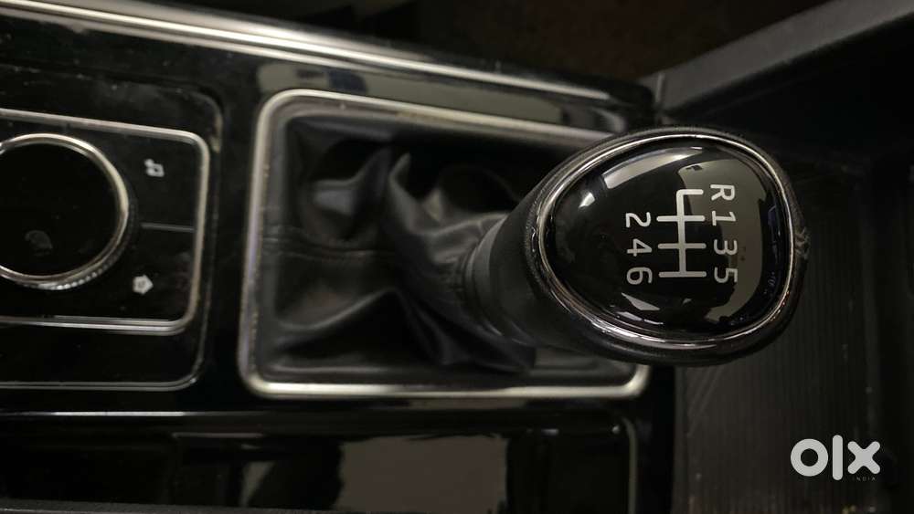 Mahindra Xuv700 2.0 Ax 7 Petrol Mt Str, 2021, Petrol