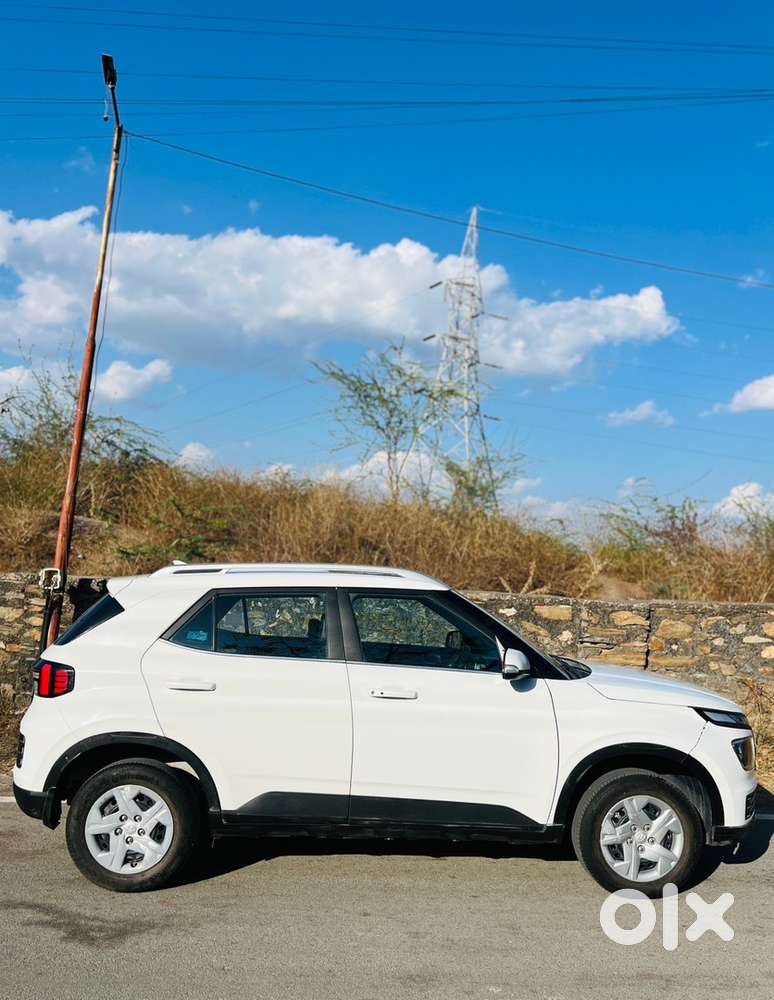 Hyundai Venue 2023 Petrol Well Maintained