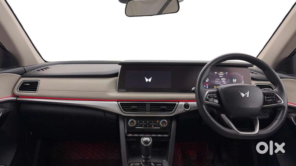 Mahindra Xuv700 2.0 Ax 7 Petrol Mt Str, 2021, Petrol