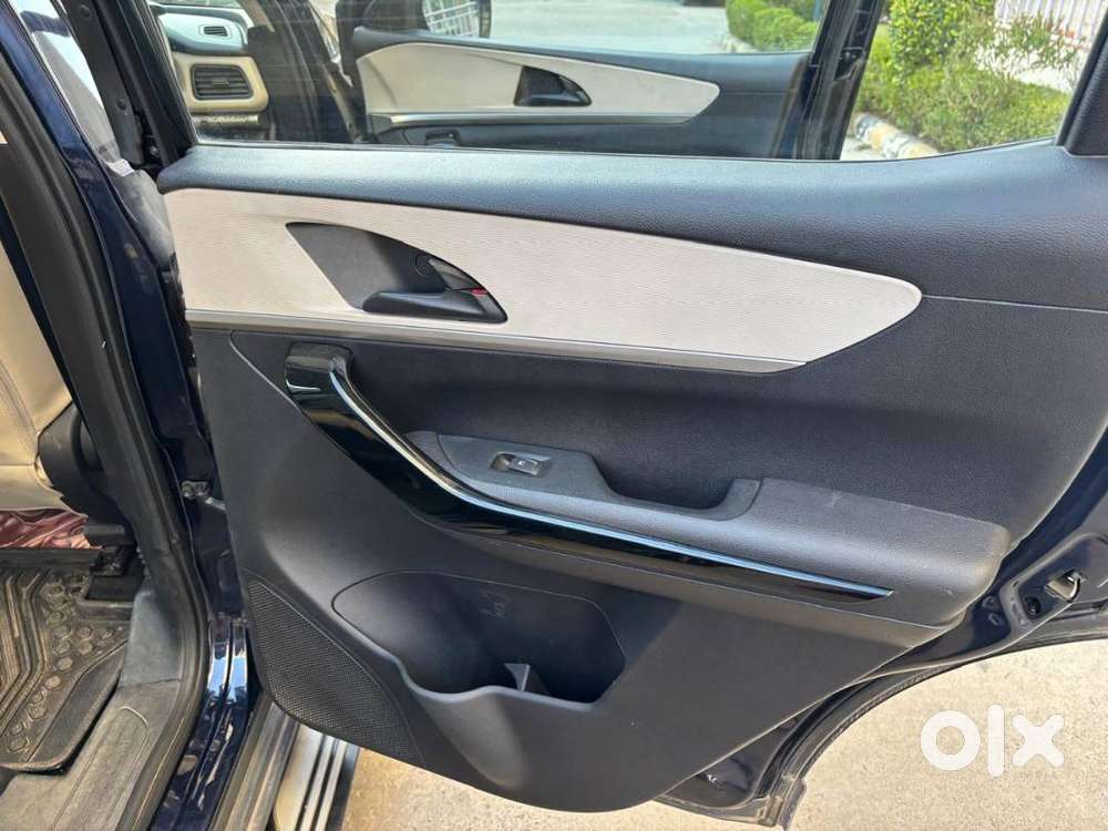 Mahindra Xuv700 Ax5 Petrol Mt 7 Seater 2022