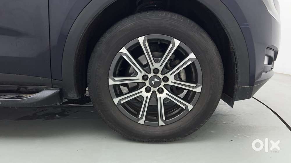 Mahindra Xuv700 2.0 Ax 7 Petrol At Str, 2023, Petrol