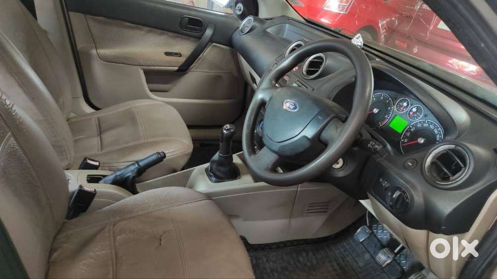 Power Steering, Power Window, Center Lock