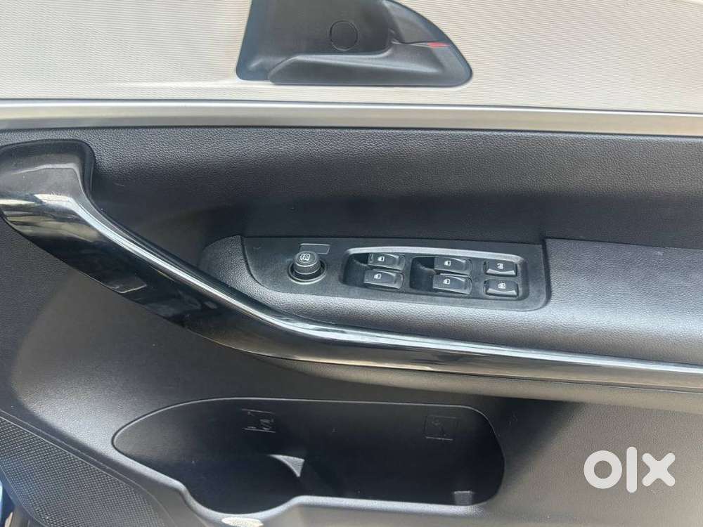 Mahindra Xuv700 2.0 Ax 5 Petrol At Str, 2022, Petrol