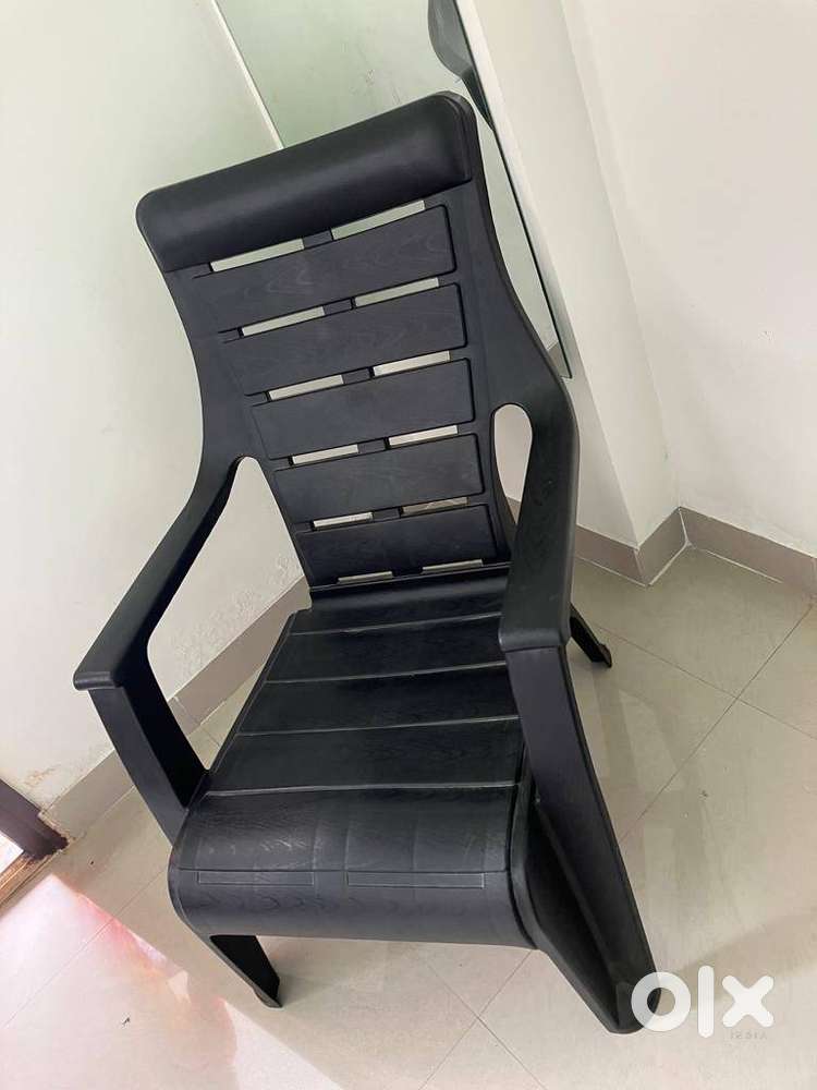 Second hand discount plastic chairs olx