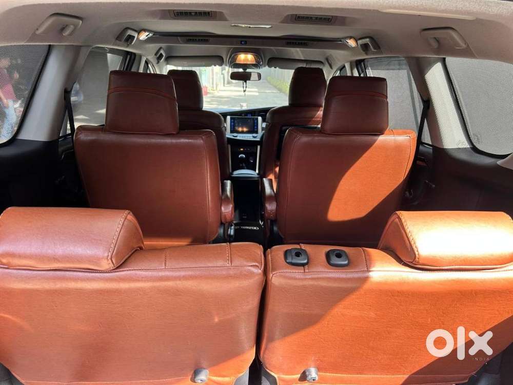 Innova Crysta 2.4v Bs (iv),60000km,leather Interior, Super White