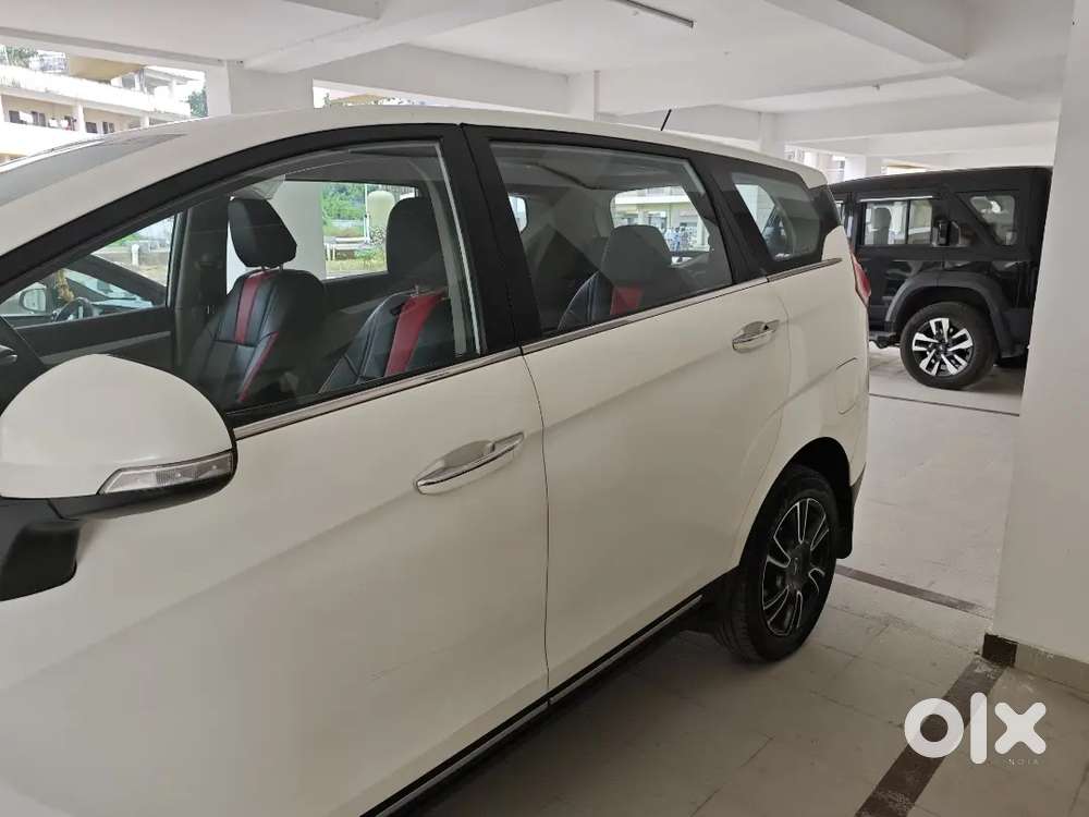 Mahindra Marazzo M6 Plus