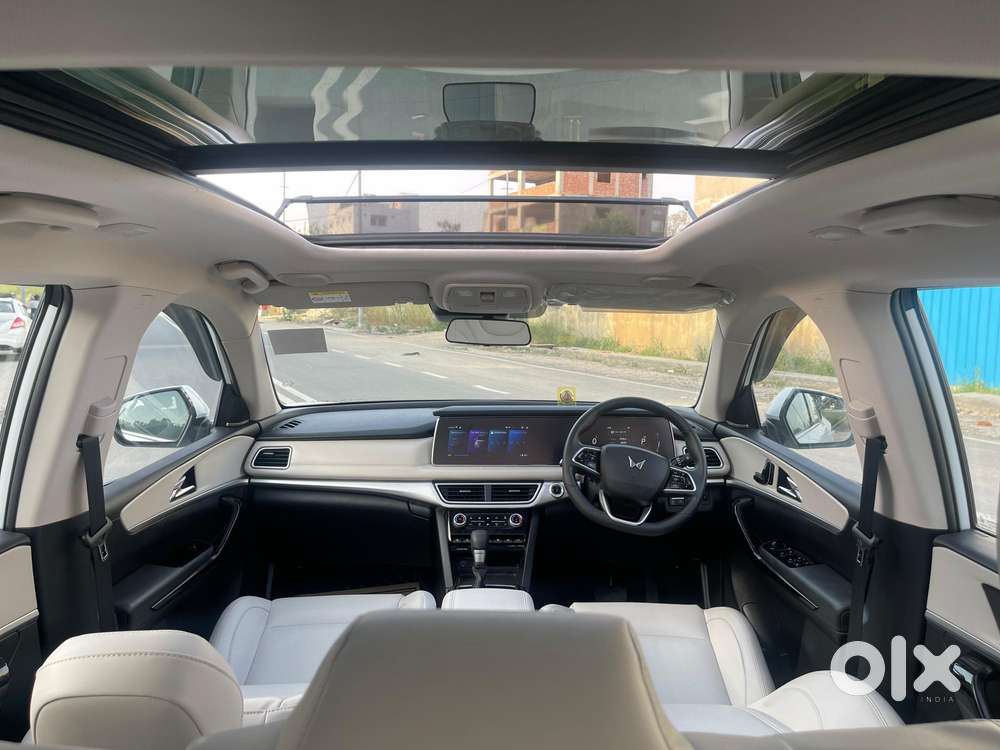 Mahindra Xuv700 2.2 Ax 7 Diesel At Luxury Pack Str Awd, 2023, Diesel