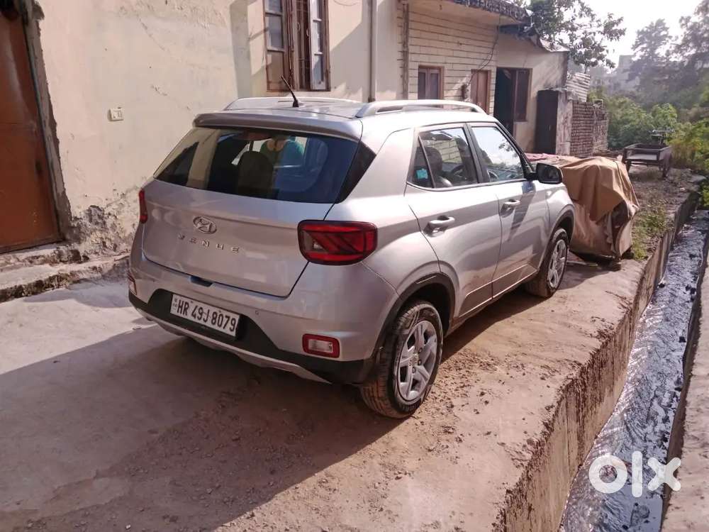 Hyundai Venue 2022 Petrol 22000 Km Driven
