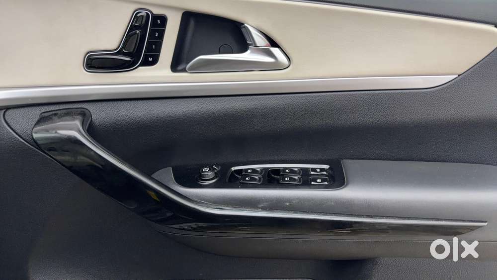 Mahindra Xuv700 2.0 Ax 5 Petrol Mt 7 Str, 2023, Diesel