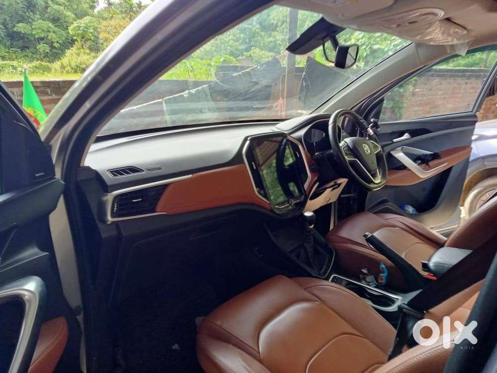 Hector Plus With Sunroof