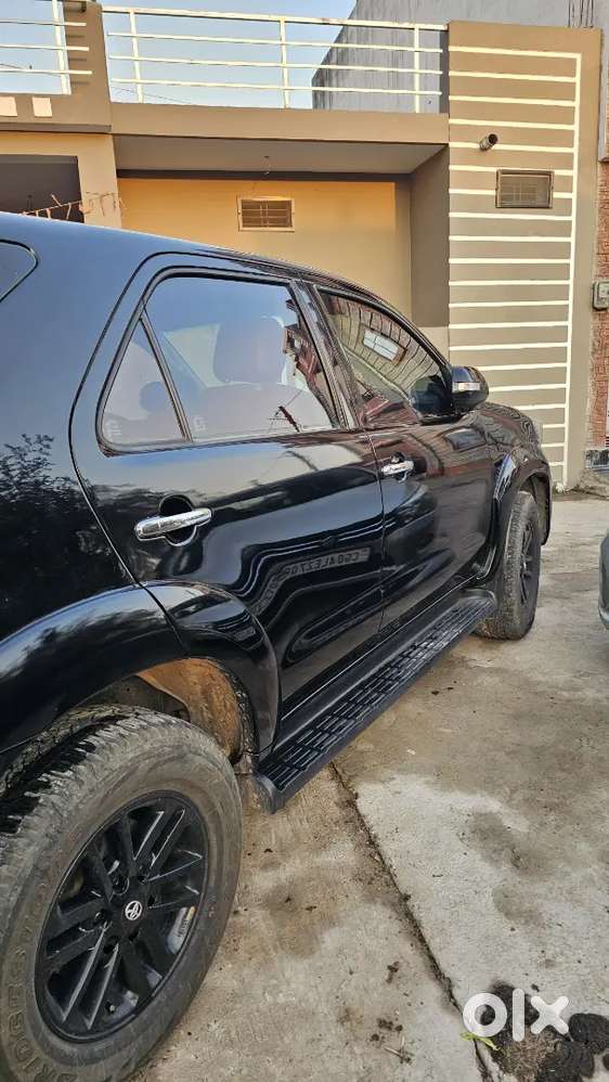 फॉर्च्यूनर बिक्री और बुकिंग के लिए उपलब्ध है।