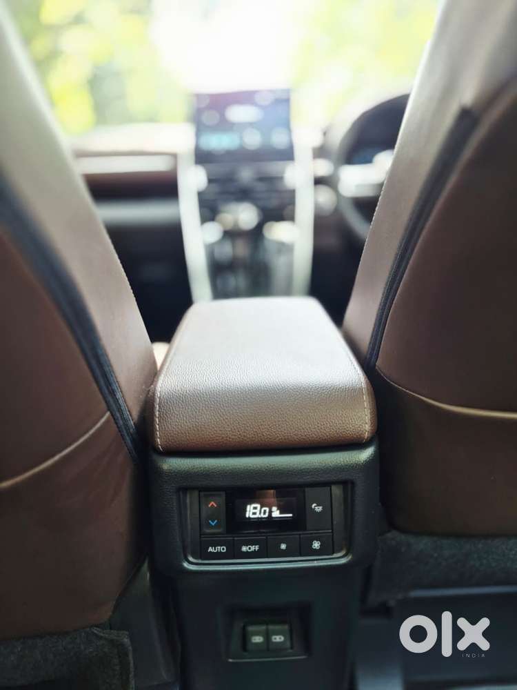 Toyota Innova Hycross 2.0 Zx (o) Hybrid 7 Str, 2025, Petrol