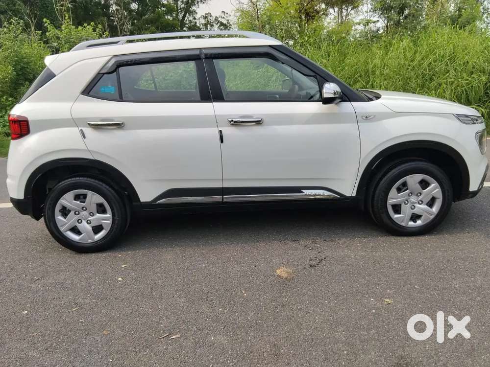 Hyundai Venue S Petrol 2021only 23000km Run Showroom Condition