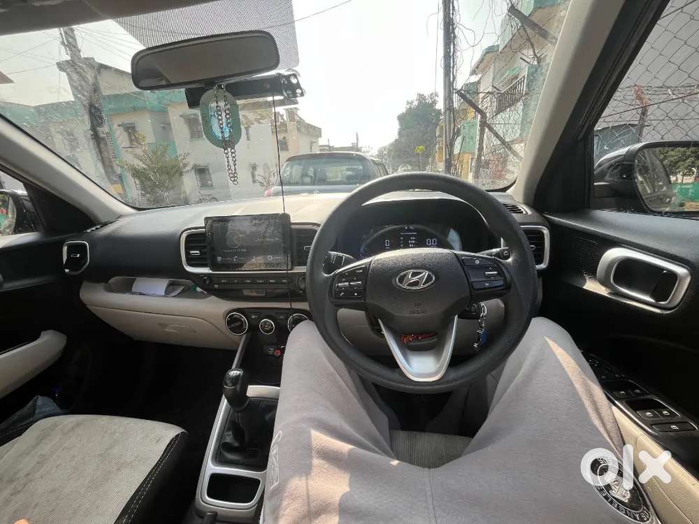 Hyundai Venue 2025 Petrol Well Maintained