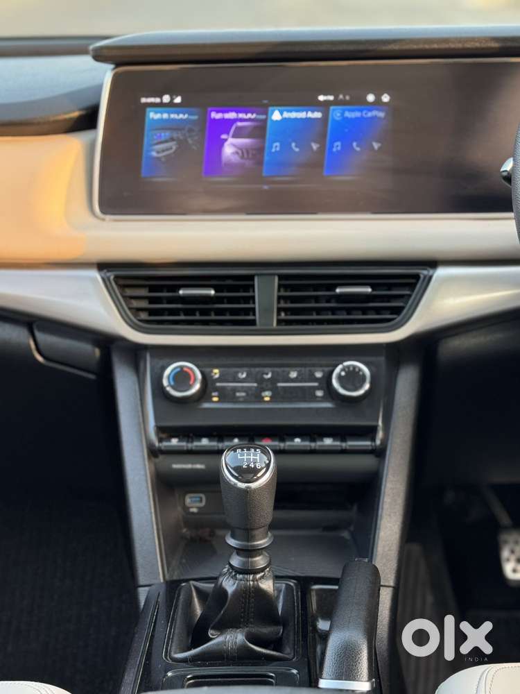 Mahindra Xuv700 Ax 5 Petrol Mt Str (e), 2022, Petrol