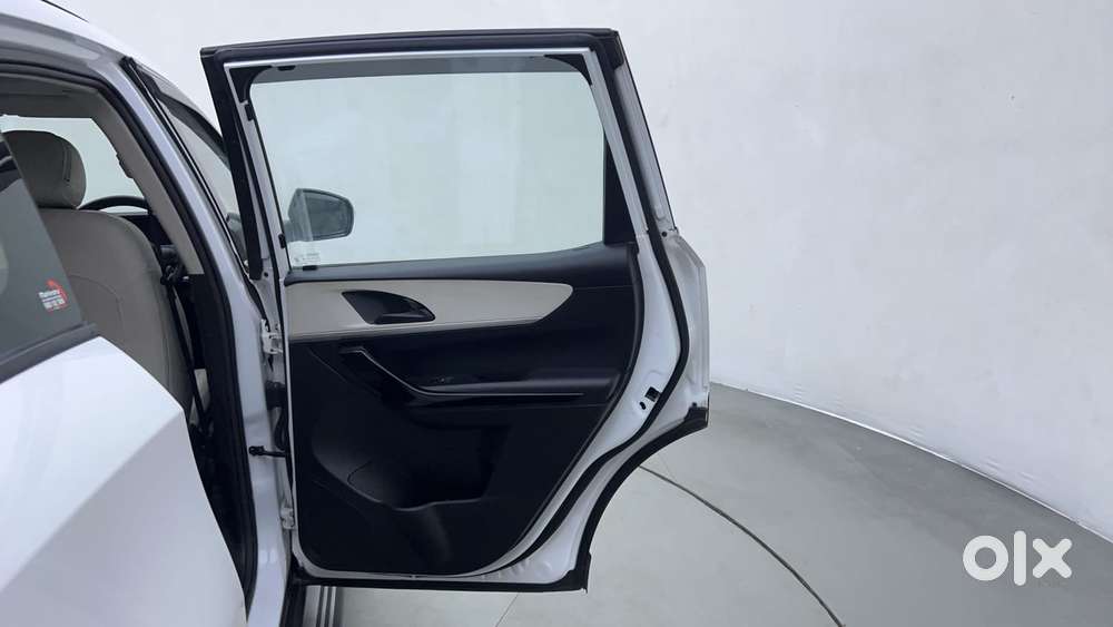 Mahindra Xuv700 2.0 Ax 5 Petrol Mt Str, 2022, Petrol