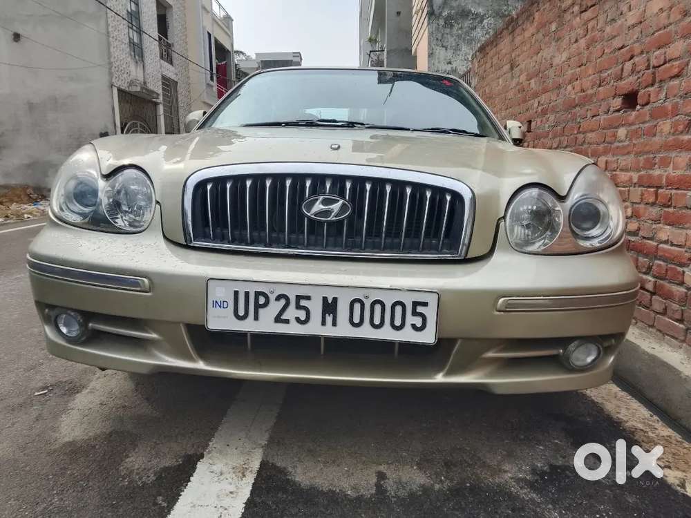 लक्जरी कार लोग  रुक रुक के मुड़ मुड़ 
के न देखे तो पैसे वापिस