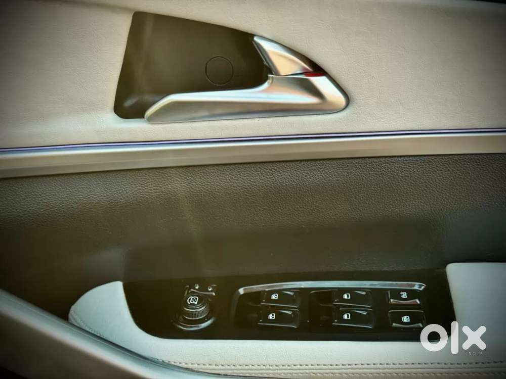 Mahindra Xuv700 2.0 Mx Petrol Mt 5 Str, 2024, Petrol