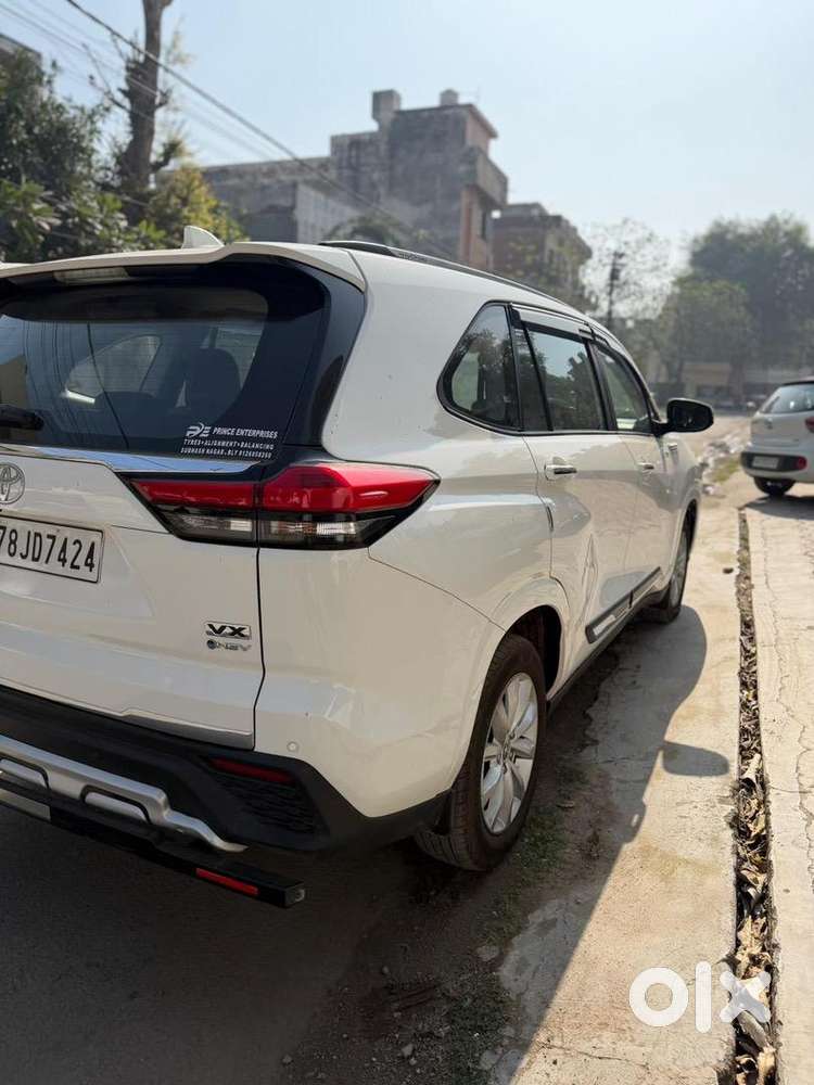 Toyota Innova Hycross 2025