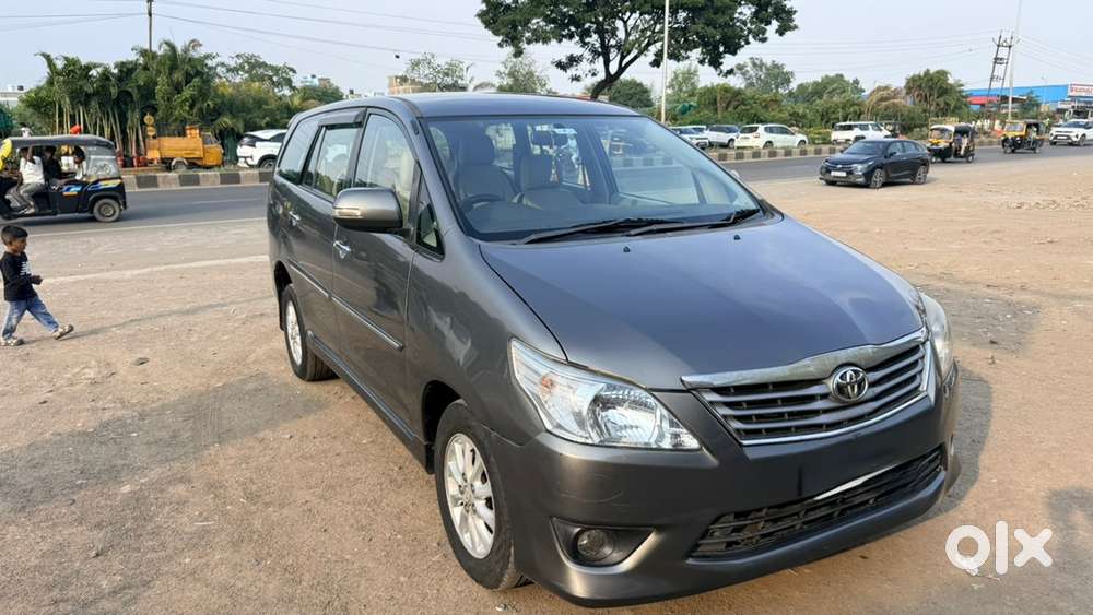 Toyota Innova 2.5 V Diesel | 1st Owner | Mh-20 Registered