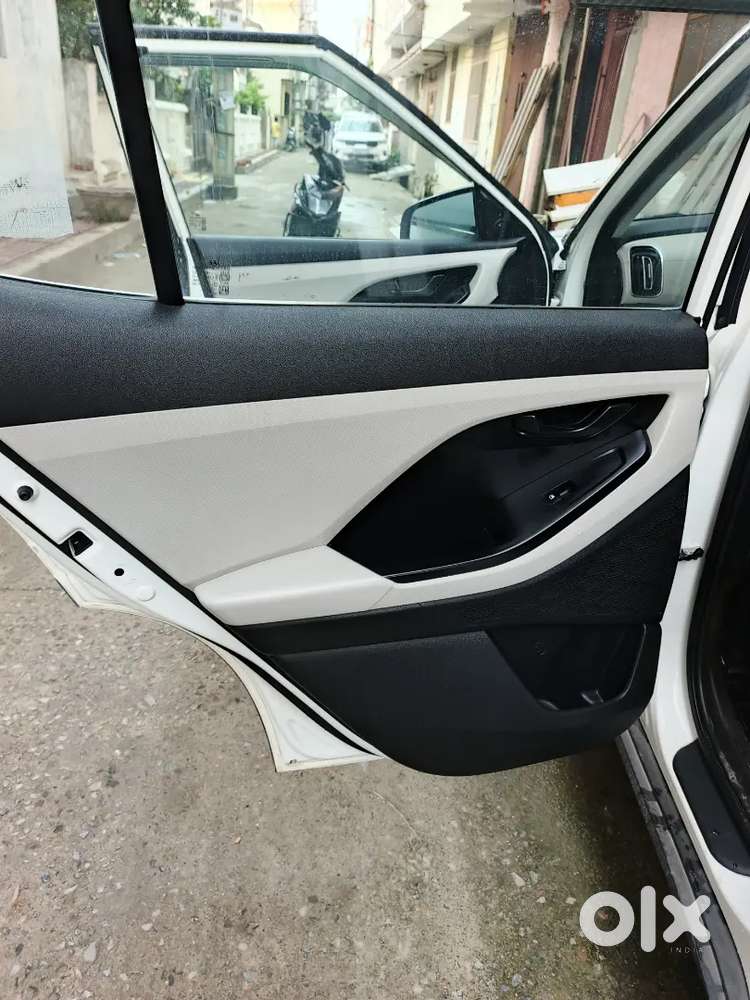Vip 0030 Creta White  1st Owner  29k Km  Base To Top  17 Alloys