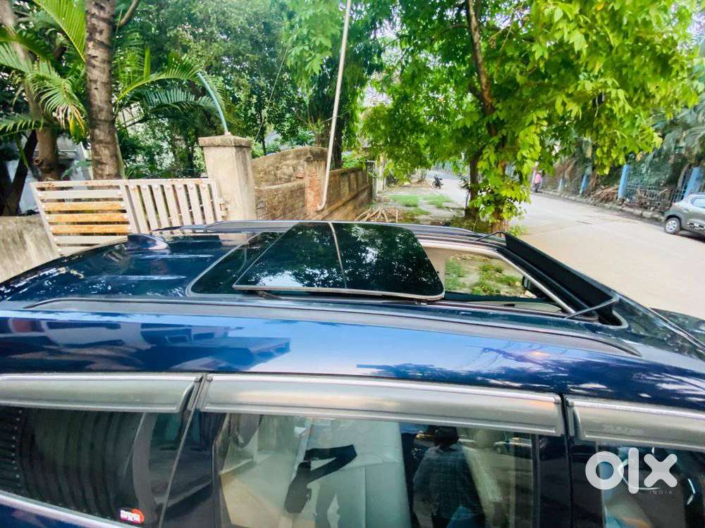 Mahindra Xuv700 2.0 Ax 7 Petrol Mt Str, 2022, Petrol