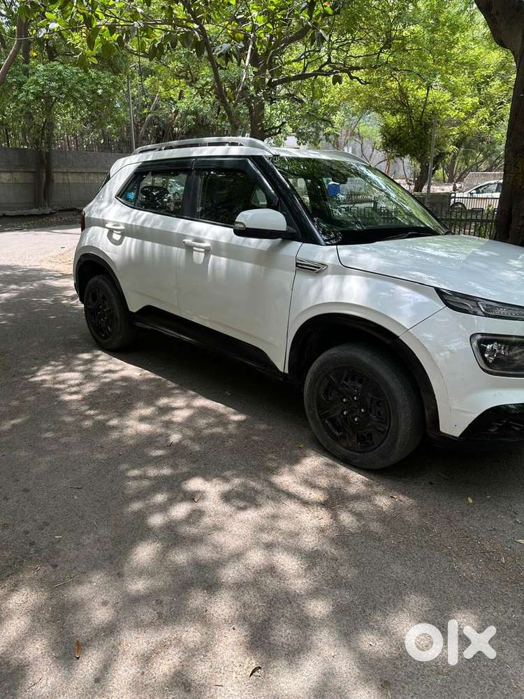 Hyundai Venue Petrol 2021 Km Driven