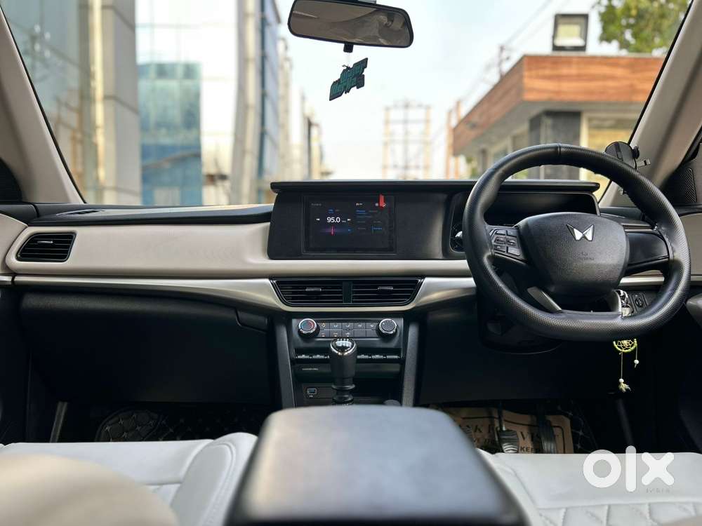 Mahindra Xuv700 2.0 Mx Petrol Mt 5 Str, 2024, Petrol