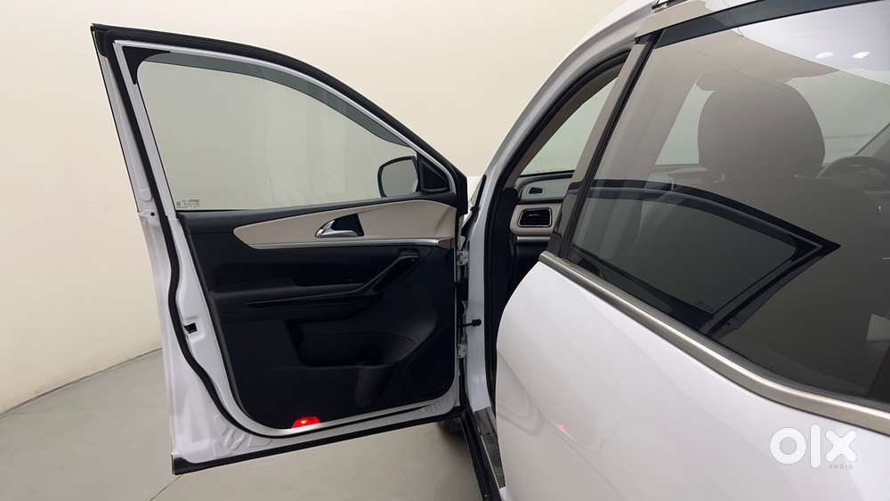 Mahindra Xuv700 2.2 Ax 7 Diesel Mt Luxury Pack Str, 2025, Diesel